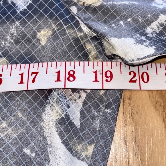 Escada (34 EU) 100% silk vintage shirt with abstract grey & ivory pattern - Picture 8 of 15